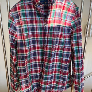 RALPH LAUREN SKJORTA - Rutig skjorta från Ralph Lauren. Mycket bra skick. Storleken är barn  XL. (18-20)