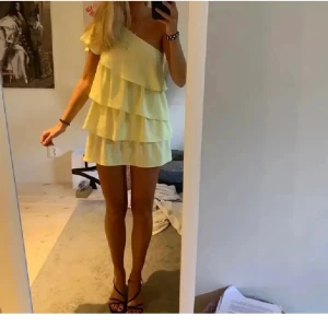 Gul zara klänning! - Söker denna klänning från zara! Helst i xs men s kan oxå funka🥰🥰(säljer inte)💕