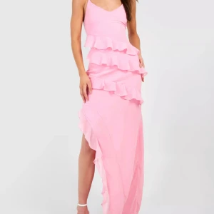 Volangklänning - Säljer nu min superfina balklänning!! Endast använd 1 gång samt tvättad, inga defekter. Köpt från Boohoo strl 38, inköpspris 550kr💗🥂