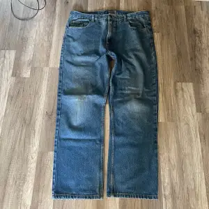 Baggy jeans köpta på second hand  38/32 men passar nån som brukar ha 32/32 om man har bälte Cond 6/10, Hål i ena fickan