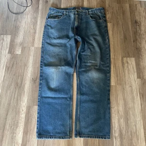 Baggy jeans - Baggy jeans köpta på second hand  38/32 men passar nån som brukar ha 32/32 om man har bälte Cond 6/10, Hål i ena fickan