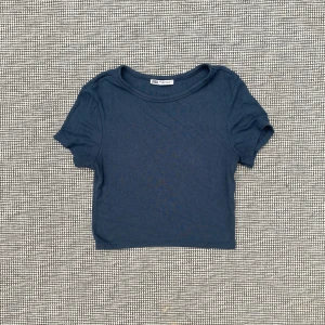 Zara T-shirt🤍 - Tunt material och cropped! Skriv om ni har någon fråga/Använd gärna köp nu!🫶🏻🤍