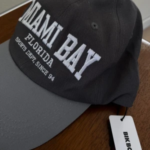 Keps Miami Bay - Jättecool keps från bik bok. Är aldrig använd och lappenr kvar🤍 (Ny pris 180)