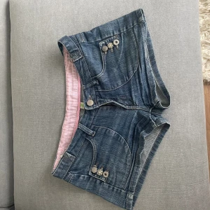 Lågmidjade shorts  - Snygga lågmidjade shorts i bra skick.