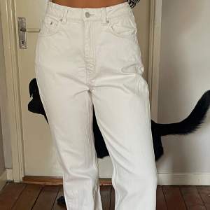 Vita Weekday jeans i modell ROW. I storlek är jeansen W31 L32. 