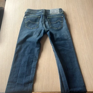Jacob Cohen jeans  - Säljer nu dessa Jacob Cohen jeans i storlek 26. Jeansen är i bra skick. För fler frågor eller funderingar skriv PM