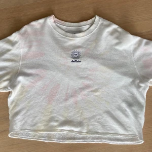 Hollister- Croppad Tröja  - Croppad Tie-dye tröja från Hollister i storlek M. Super fin och passande till sommaren i väldigt fint skick💕