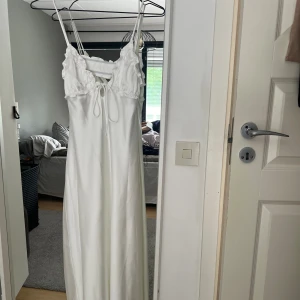 Vit långklänning  - Såå fin långklänning från Zara i siden. 😍