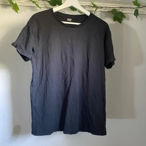 Basic svart t-shirt - Helt vanlig svart t-shirt i bra skick. Säljer då jag har andra liknande. Köparen står för frakt 