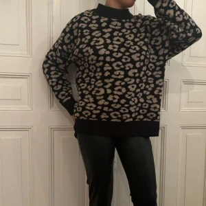 Leopard tröja - Snygg leopard stickad tröja som inte används längre!💕 Passar allt från xs- L beroende på hur man vill ha den!