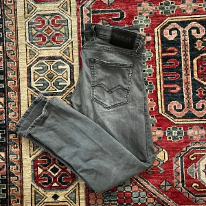 Replay jeans - Säljer nu mina riktigt feta Replay jeans i modellen ”Rocco” (sitter slim fit). Storleken är 33