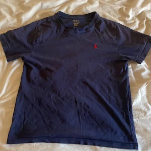 Ralph lauren t-shirt skick 9/10 - Ralph lauren t-shirt marinblå och st 150,