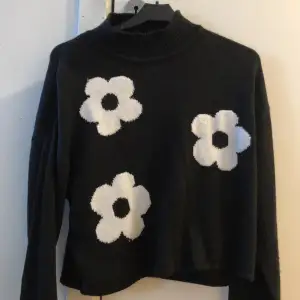 Säljer denna snygga blommiga stickad tröja från hm! 🤩🙌🏽 Storlek: S