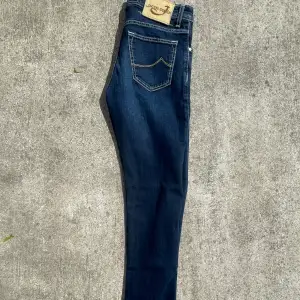 Säljer nu min tvärfeta Jacob Cohen jeans i en mörkblå färg. Endast använda några få gånger och i väldigt bra skick. Har du några frågor är det bara att hojta till