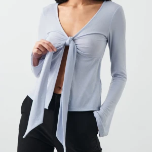 Gina tricot tie front long sleeve top! - Säljer min ljusblå tie front long sleeve top från Gina Tricot, i storleken XS Den är inte andvänd, jag beställde hem den men tyckte inte den passade mig! Nypris 299 Kr Kontakta gärna vid frågor eller om ni vill ha fler bilder!