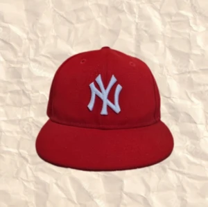 New era keps - New era keps i färg röd fint skick och inte mycket använd då den var för liten. Pris går så klart att diskutera. Vid frågor så skriver ni bara till mig🫡🫡🫡