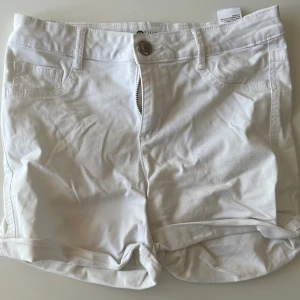 Vita jeansshorts  - Jag säljer ett par vita jeansshorts. Bra kvalitet, använda sparsamt. Skulle säga att storleksmässigt att dom är i XS