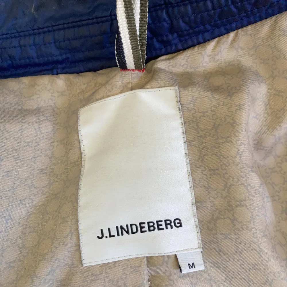 Sällsynt J.Lindeberg Vintage Field Jacket. Utmärkt skick! Storlek M. Modellen är 178 cm lång och väger 67 kg. Skriv vid minsta lilla fråga eller fundering!. Jackor.