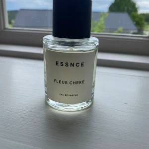 Essence - Fleur Chere - Ungefär 90% av innehållet kvar, felfri flaska och doft. Baserad på Baccarat Rouge 540 ✨