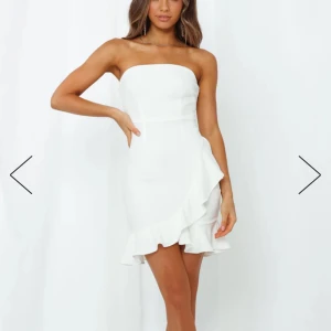 Student klänning - Säljer denna fina studentklänning från hello Molly då den inte passar mig 🤍