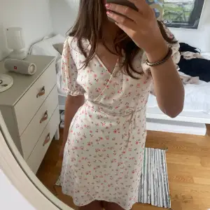 Sommarens finaste klänning från neo noir🧡 storlek 36, endast använd 1 gång