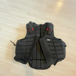 Ridväst - Använd i cirka 1 år men fortfarande i väldigt bra skick.