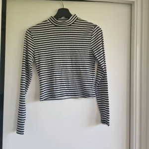 Crop top turtleneck - Croppad randig pilotröja. 