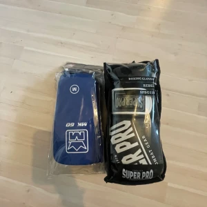 Boxningshandskar & benskydd - Använda i ett halvår, myxket bra skick, fräscha. Går att köpa enskilt