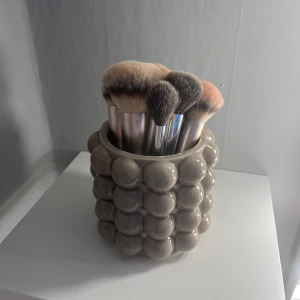 Beigebrun kruka/sminkborsthållare - Slutsåld beigebrun bubblig kruka som många använder som sminkborsthållare. Diameter: 10cm, höjd: 12cm, är i mycket bra skick. 🤍🤎
