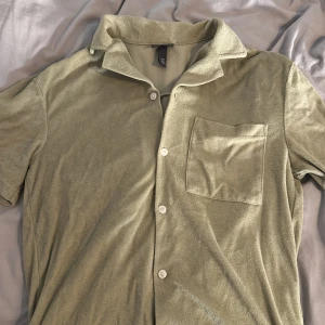 Skjorta - Väldigt snygg skjorta i handduks material. Perfekt till sommaren! Storlek S men passar M. Tveka inte att höra av er!