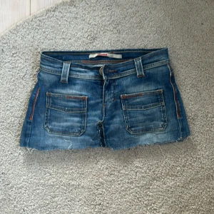 Jeanskjol  - Jeans kjol som är ett par omsydda jeans men det syns it det har ett litet hål men det är lagats och syns inte