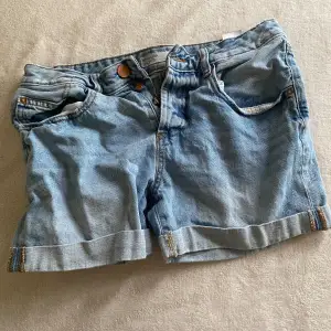 söta jeans från bermuda de är lite för små för mig, skicka gärna ett prisförslag ☺️