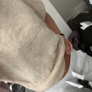 Stickad kortärmad tröja - Säljer denna tröja som knappt är använd, super bra skick 