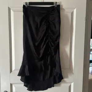 En kjol med lite volanger som aldrig är använd🩷 Köpare står för frakt