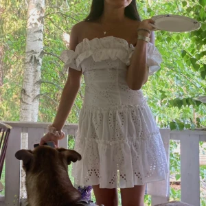 Vit Zara klänning - Vit klänning från Zara som jag hade på midsommar förra året, så fin!!🤍🤍