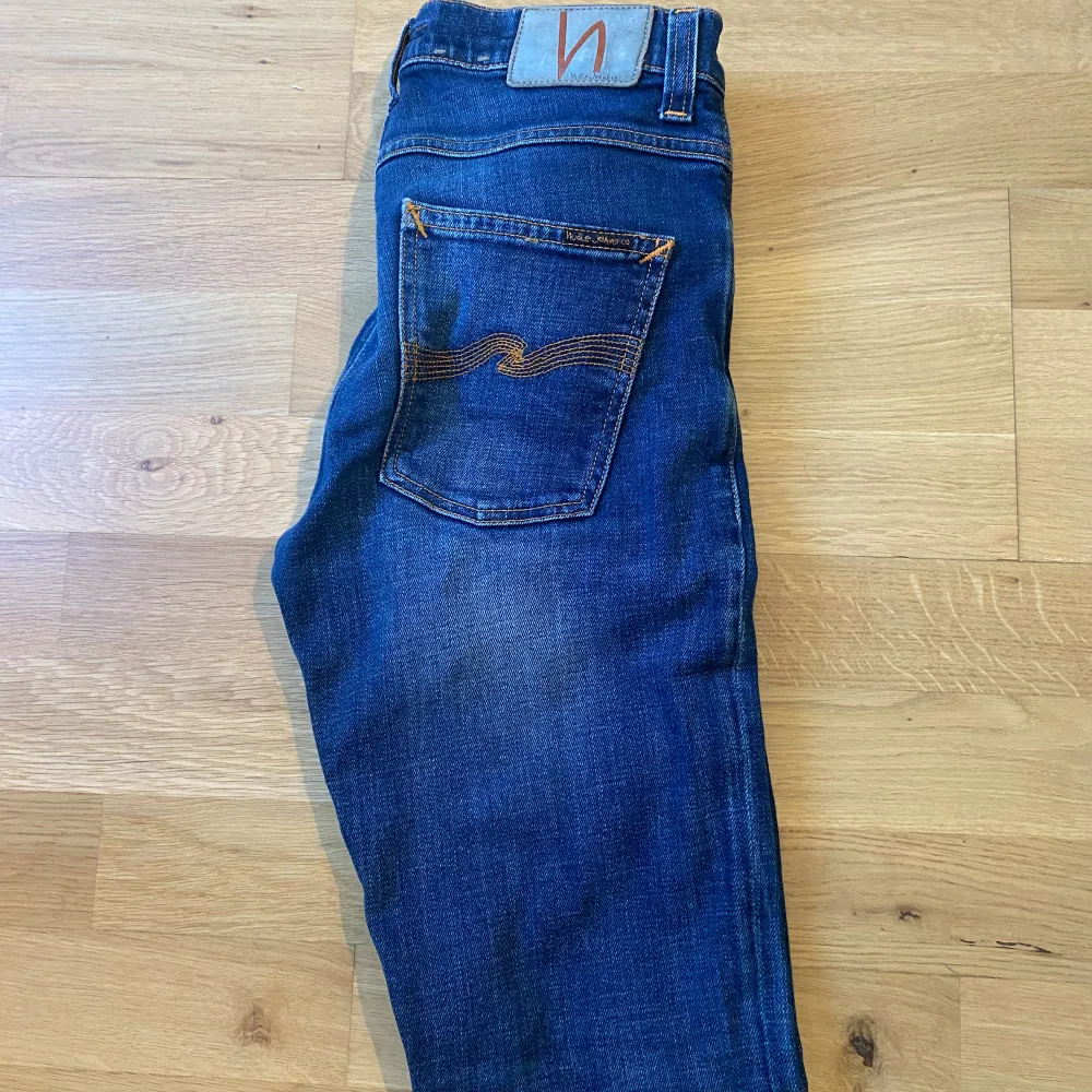 Säljer ett par sköna nudie jeans i modellen Grim Tim. Passformen är slim och storleken 29/34. Skulle vilja påstå att de är i nyskick men avgör själv. Byten kan vara intressant.. Jeans & Byxor.