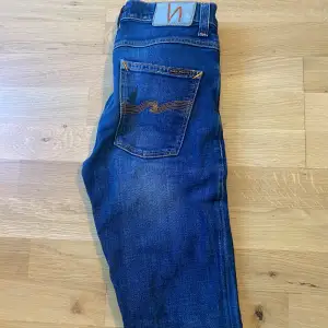 Säljer ett par sköna nudie jeans i modellen Grim Tim. Passformen är slim och storleken 29/34. Skulle vilja påstå att de är i nyskick men avgör själv.