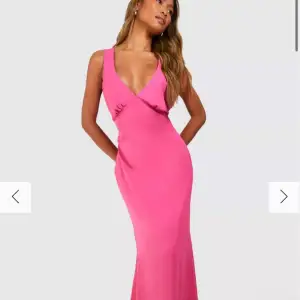 Säljer denna superfina klänning i storlek s då jag råkade beställa två likadana :) Helt oanvänd och kvar i påsen, storlek 2