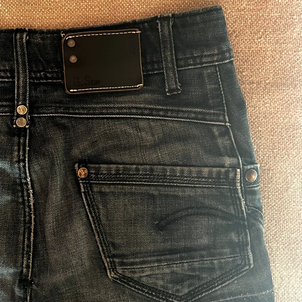 Assnygg kort jeanskjol från G-star raw💞 Uppsprättad nedtill men annars i toppenskick😍 Midjemått 38cm. Kjolar.