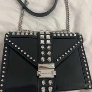 Michael kors väska - Säljer denna helt nya Michel kors väskan dock jag köpt vid användning av 1 tillfälle och inte har nån användning till överhuvudtaget. Den är i helt nytt skick använd 1 gång som sprillans ny den kommer med en dustbag, nypris 4000kr. 