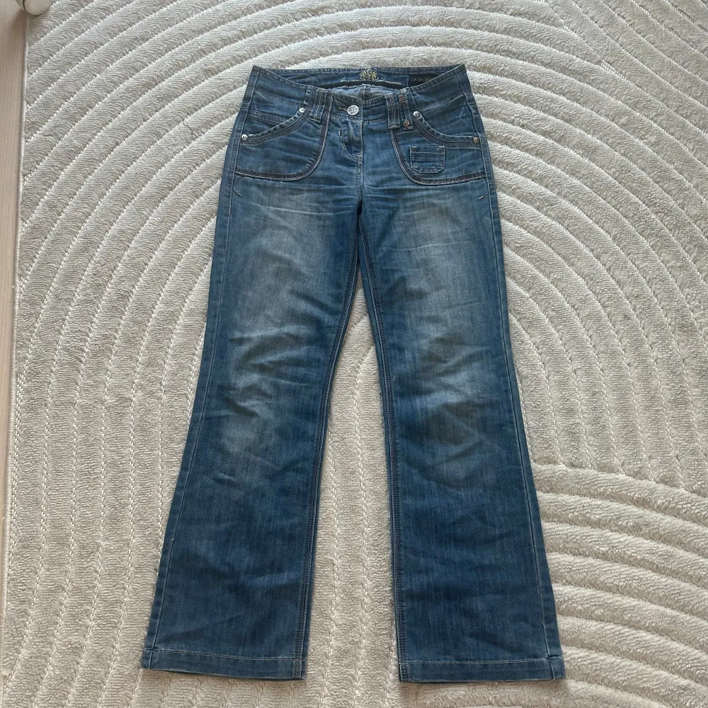 Säljer dessa ASSNYGGA vintage jeansen!! Midjemått: 39cm ❤️ jättebra skick. Kom privat med frågor, fler bilder osv . Jeans & Byxor.
