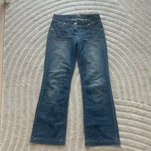 Säljer dessa ASSNYGGA vintage jeansen!! Midjemått: 39cm ❤️ jättebra skick. Kom privat med frågor, fler bilder osv 