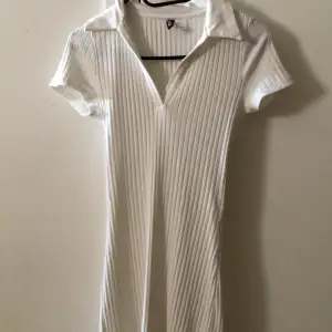 Säljer denna supersnygga vita klänningen 🤩🙌🏽 Är i storlek S Pris kan diskuteras 💕