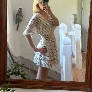 Prickig klänning - Säljer denna fina klänning från Zara! Finns inte kvar på Zara längre då den köptes 2022. Använd 1 gång, jättebra skick 😍