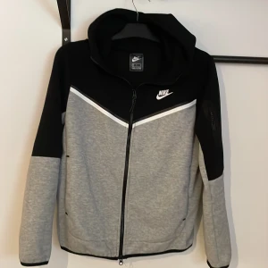 nike tech grå/svart  - xs ny skick har haft på mig den 3 gånger 350kr för båda