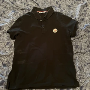 Moncler Piké - Säljer nu min Moncler Piké, sparsamt använd och inköpt förra sommaren. Smuts på tröjan som ni ser på första bilden men den tvättas självklart bort innan jag skickar iväg den!  Har du någon fundering utöver det som står så är de bara höra av sig!😀