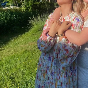 Blommig Klänning  - Superfin klänning från Nakd, perfekt nu till midsommar. Använd 3 gånger, inga defekter. Slutsåld på hemsidan. 