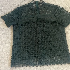 Topp - Säljer denna jätte fina tröja från Zara, säljer pågrund av att jag aldrig har använt den, storlek M men passar mig som har S egentligen❤️