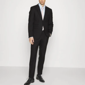 Säljer nu min kostym från selected homme - Tja säljer en fin svart kostym från selected homme som endast är testad.  Byxorna är i storlek W31 L32 och kavajen är i storlek 46 EU(ungefär som S-M , den passar nog du som är 170-185 cm, original priset är 2500, pris kan diskuteras! 