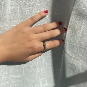 Silver ring med en diamant i mitten